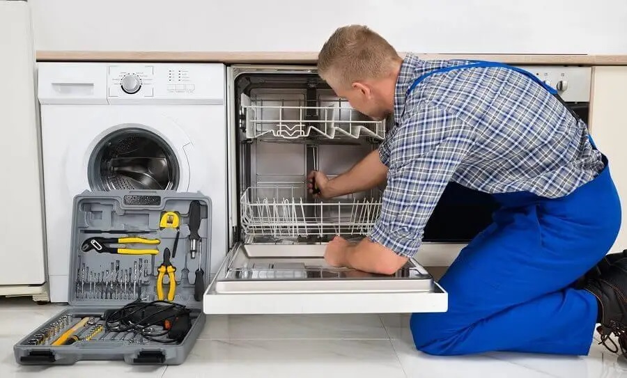 İncirliova Hotpoint servisi teknisyen ekibi beyaz eşya tamiri yaparken